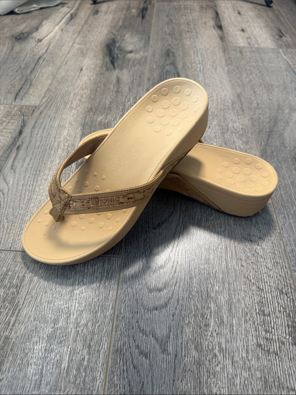 Vionic Women’s Beige/Tan Platform Flip Flop Sandals - Picture 1 of 10
